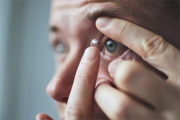 Tái sử dụng kính áp tròng có thể mắc bệnh nhiễm trùng nghiêm trọng