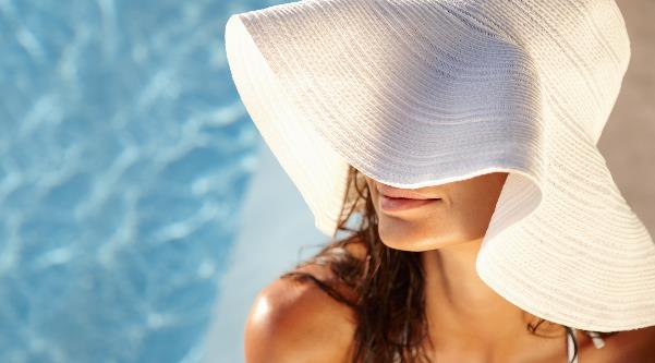 Cách bảo vệ tóc khỏi hư tổn dưới nắng thu