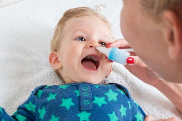 Hướng dẫn dùng thuốc nhỏ mũi cho trẻ em