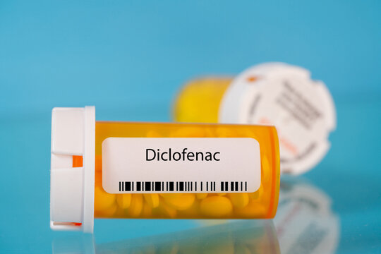 Người bệnh xương khớp cần lưu ý gì khi dùng thuốc giảm đau diclofenac?