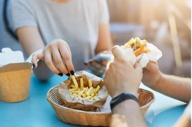 5 thói quen ăn uống đang 'âm thầm' đẩy cholesterol của bạn tăng cao
