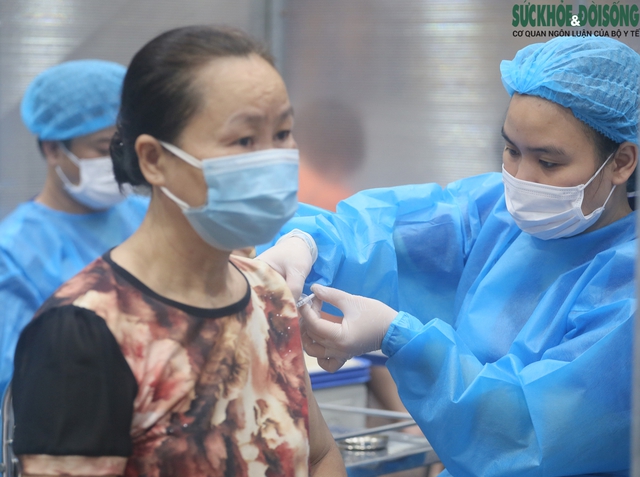Thủ tướng Phạm Minh Chính yêu cầu đẩy nhanh tiêm vaccine phòng COVID-19 mũi 3, mũi 4