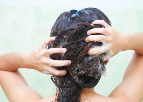 Cách giúp mái tóc khô trở nên mềm mượt