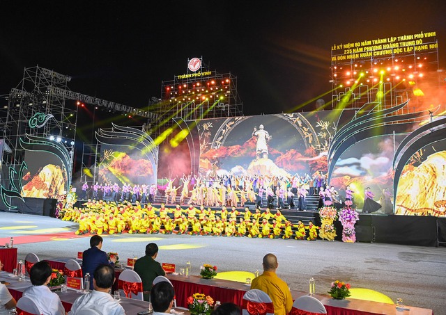 Chủ tịch Quốc hội Vương Đình Huệ dự lễ kỷ niệm 60 năm thành lập Thành phố Vinh và 235 Phượng hoàng Trung Đô