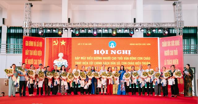 100 người cao tuổi huyện Sóc Sơn phấn khởi nhận biểu dương nhân ngày Quốc tế Người cao tuổi