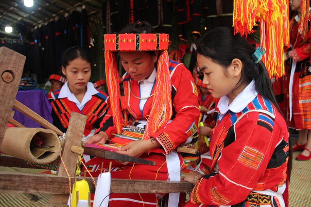 Phụ nữ Pà Thẻn ở Tuyên Quang và những đôi tay dệt áo từ thuở lên 3