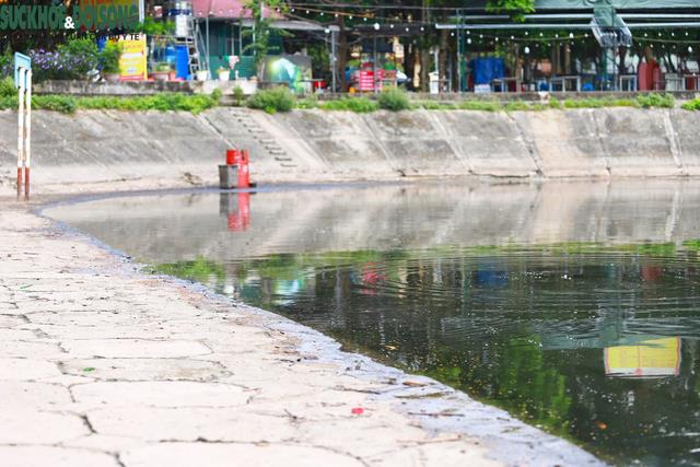 Váng dầu thải trên mặt hồ Linh Đàm, chuyên gia cảnh báo nguy cơ gây hại sức khỏe