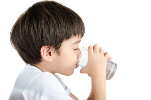 Cho trẻ uống nước như thế nào là đúng cách và tốt cho sức khỏe?