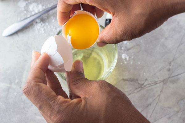 Đắp mặt nạ lòng trắng trứng có tác dụng gì?