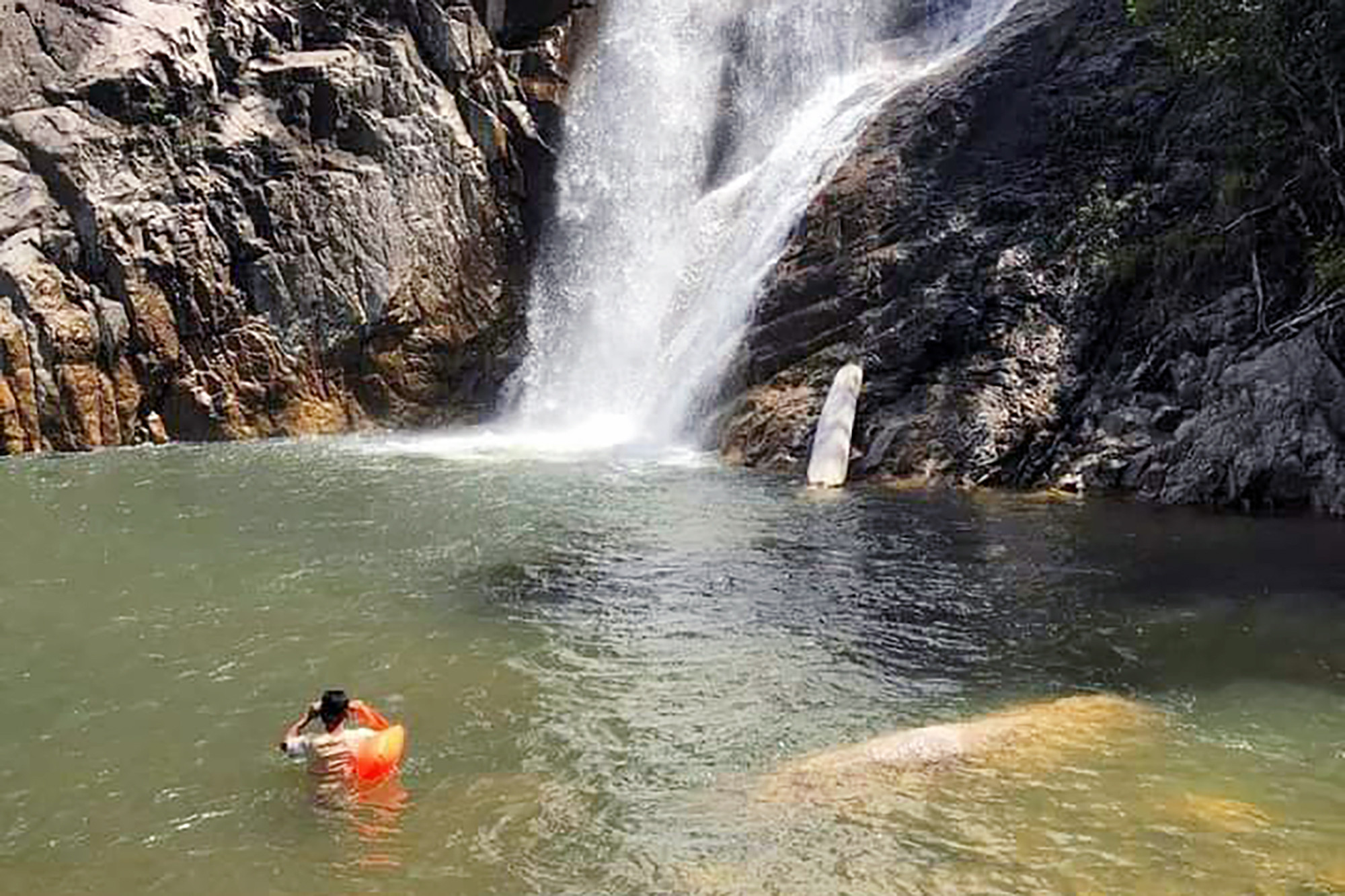 Người dân bất lực chứng kiến nam thanh niên tử vong khi tắm thác trên núi