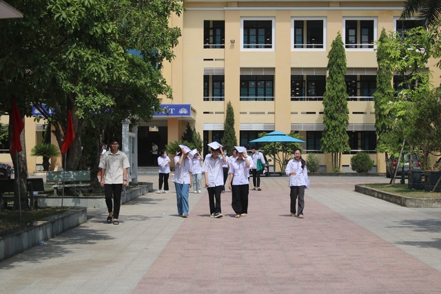 Quảng Bình: 43 thí sinh vắng thi; lực lượng y tế hỗ trợ từ vòng ngoài đến vòng trong