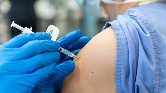 Nghiên cứu tại Đức: Tiêm vaccine COVID-19 mũi tăng cường ở tay trái hay phải?