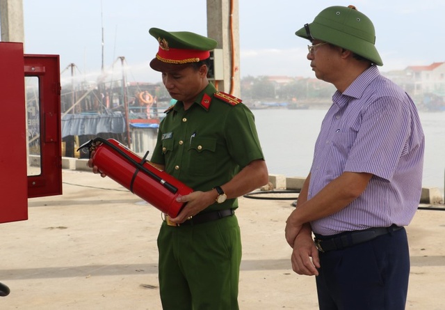 Kiểm tra công tác phòng chống cháy nổ tại các tàu thuyền, cảng cá