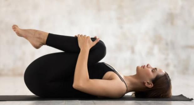 3 động tác đơn giản ngừa đau lưng do ngồi nhiều