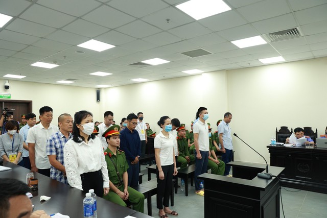 Ông Nguyễn Đức Chung cùng 14 người hầu tòa trong vụ nâng khống giá cây xanh tại Hà Nội