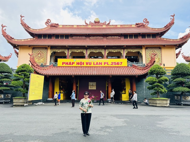 Người dân TPHCM đội mưa đi chùa dự đại lễ Vu lan