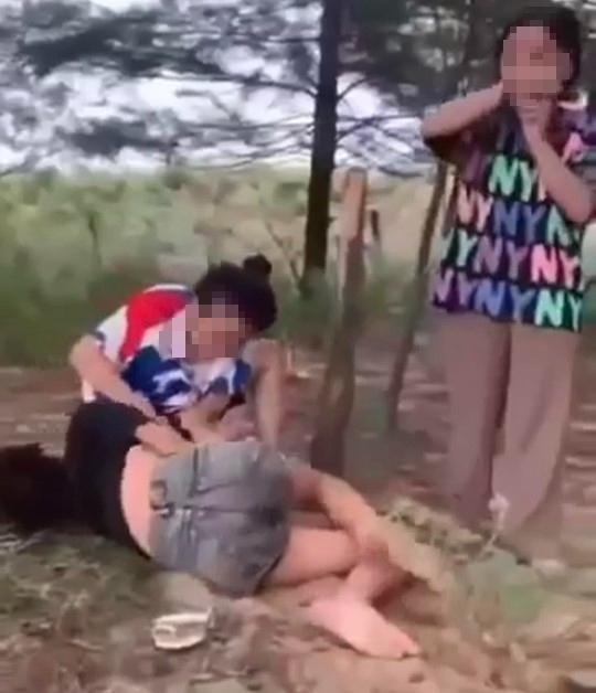 Xác minh vụ nữ sinh ở Hà Tĩnh bị bạn đánh đập, lột quần áo