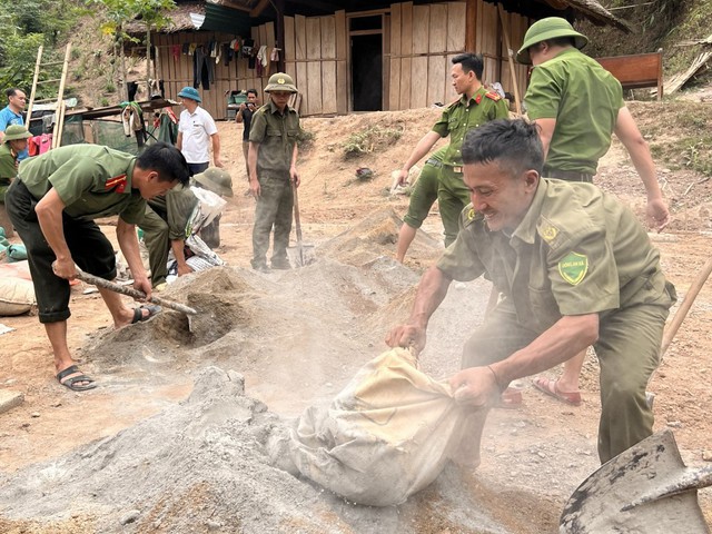 Nghệ An: Chiến sĩ công an băng rừng, vượt suối làm nhà cho người nghèo