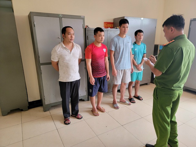 Bắt giữ 5 nhân viên bốc xếp hành lý tại sân bay Nội Bài