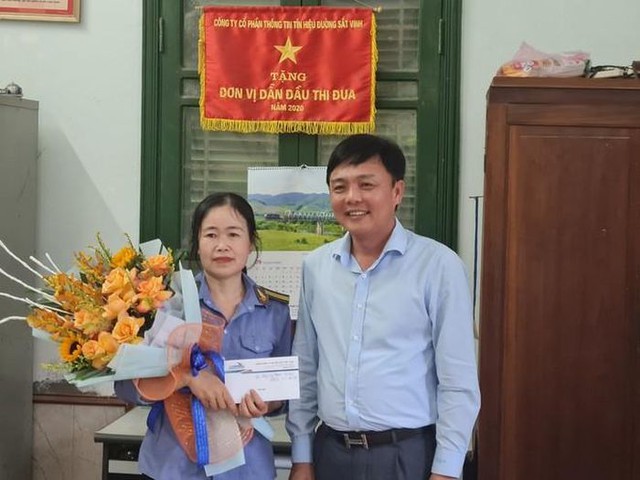 Khen thưởng nữ gác chắn đường sắt dũng cảm cứu người ở Nghệ An