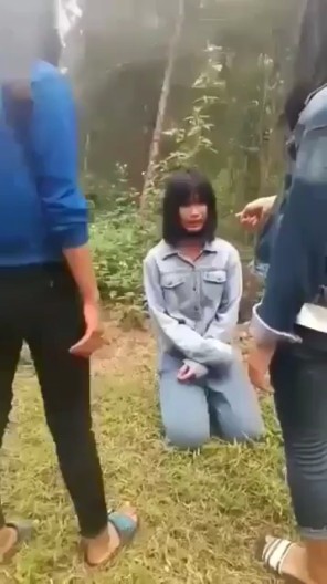 Nữ sinh Nghệ An bị nhóm bạn đưa vào rừng bắt quỳ gối