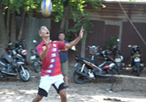 Cựu cầu thủ chơi bóng chuyền bằng chân ở Sài Gòn