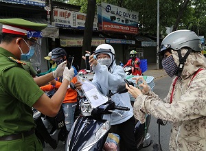 Cận cảnh việc kiểm soát người dân ra đường bằng mã QR ở Hà Nội