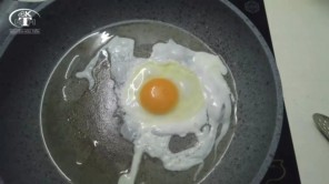 Ăn trứng gà sống có tốt không? (phần 1)