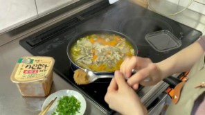 Cách nấu canh miso thịt lợn kết hợp cùng rau củ thơm ngon chuẩn Nhật (Phần 2)