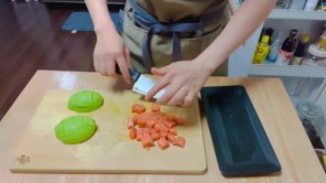 Cách làm cơm cá hồi sống và bơ kiểu Hàn Quốc (Phần 1)