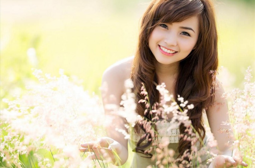 Nụ cười tỏa nắng của nữ xinh bên đồng cỏ lau