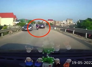  Vượt ẩu va trúng xe ngược chiều, nữ tài xế 'đầu trần' văng vào ô tô