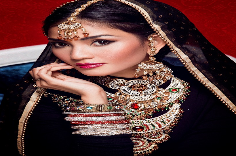 Cô gái có vẻ đẹp quyền quý trong trang phục truyền thống Ấn