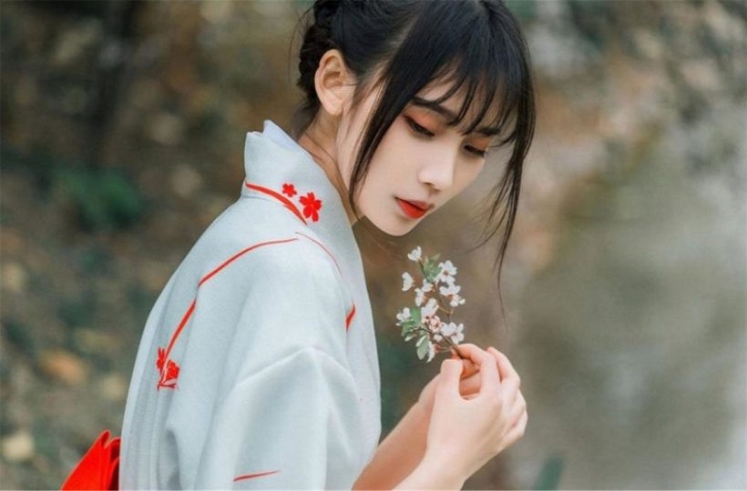 Cô gái duyên dáng trong bộ Kimono