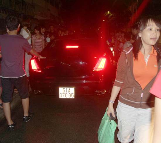 Hà Hồ lái siêu xe khiến dân náo loạn  H1